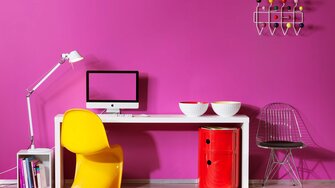 Ob dunkles Grün oder knalliges Pink: Mit Aviva Ultra-Color strahlen die Wände in jedem Farbton!  | © ADLER