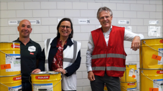 Claudia Berghofer (Leitung Unternehmenskommunikation ADLER) mit DKG-Einkaufsleiter Jos Wennekes (re.) und Teamleiter Oberfläche Jaap Hellemons (li.).