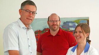 Herzlichen Glückwunsch! F&E-Geschäftsleiter Dr. Rössler (li.) und Lehrlings-Ausbildner Mag. Enders (Mi.) gratulieren TyrolSkills-Siegerin Melanie Rehak.