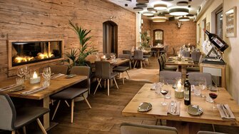 Die Altholz-Dekore von Stainer Sun Wood sind eine attraktive Option für den Innenausbau wie hier beim Hotel Neo Linde in Esslingen.  | © Stainer Sun Wood