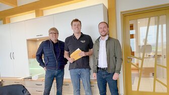 Auch bei Markus Gunst (Mi.), Schreinerei Wolf, gehören Wasserlacke längst fest dazu. | © ADLER