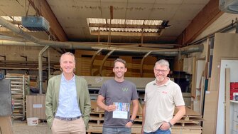 Tim Kaiser (Mitte) trug entscheidend zur Umstellung der Tischlerei Wiedenhorst auf Wasserlack bei.   | © ADLER