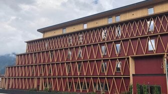Deckend farbige Holzflächen können mit der C2C-zertifizierten Beschichtung Lignovit Terra-Color auf besonders nachhaltige Art und Weise gestaltet werden. | © ADLER