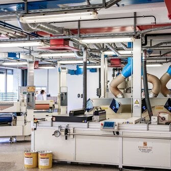 In einem modernen Anlagenpark können alle gängigen Verfahren abgebildet werden – einschließlich UV- und Elektronenstrahlhärtung sowie Excimer-Oberflächen.