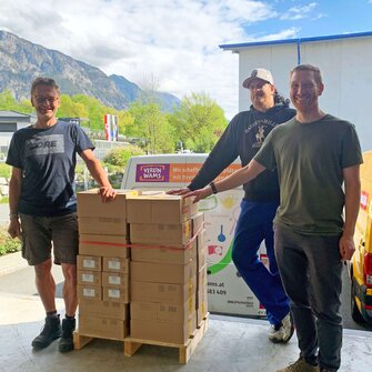 Rund 250 Dosen und Kübel mit hochwertigen Farben und Lacken stellte ADLER zur Verfügung. | © ADLER