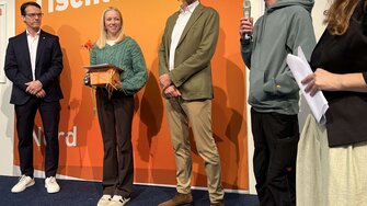 … wie ihr stolzer Ausbildner einige Worte ans Publikum.  | © Tischler Nord