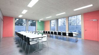 Emissionsarm, biozidfrei und mit nachwachsenden Rohstoffen hergestellt: Die Holzlasur Lignovit Terra.  | © Bucher Architekt BSA