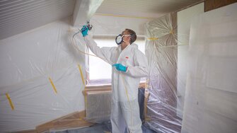 Bei großen und schwer zugänglichen Flächen sorgt der Spritzauftrag für Effizienz und gleichmäßige Oberflächenqualität. | © ADLER