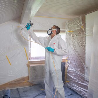 Bei großen und schwer zugänglichen Flächen sorgt der Spritzauftrag für Effizienz und gleichmäßige Oberflächenqualität. | © ADLER