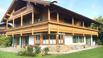 Pullex-Produkte veredeln jede Holzoberfläche: im klassischen Landhaus-Stil an Fassade, Fenstern und Balkonen …  | © Manuela Haug