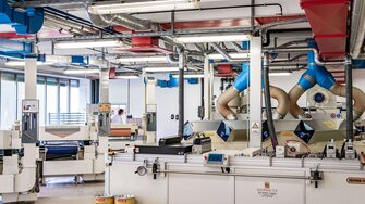 Im anwendungstechnischen Kompetenzzentrum von ADLER können alle gängigen Industrie-Verfahren abgebildet werden – von der Rolle-zu-Rolle-Beschichtung bis zu Excimer und Elektronenstrahlhärtung. | © ADLER