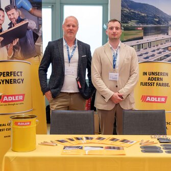 Freuten sich über viele anregende Gespräche: Ralf Menke (li.) und Julian Berghofer am nicht zu übersehenden ADLER-Stand.  | © Foto Guido Schiefer