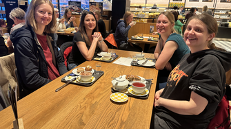 Claudia M. Berghofer freute sich über den morgendlichen Austausch mit ihren Mitarbeiterinnen. 