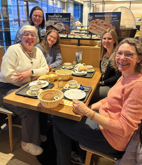 Claudia M. Berghofer (2.v.li.) freute sich über den morgendlichen Austausch mit ihren Mitarbeiterinnen. 