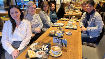 Claudia M. Berghofer freute sich über den morgendlichen Austausch mit ihren Mitarbeiterinnen. 