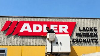 und Christoph Koch montierte das neu lackierte ADLER-Schild. | © ADLER
