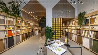 Architekt Bohdan Filonov gliederte den Raum durch zwei Haus-Silhouetten. | © Living Wood Ukraine