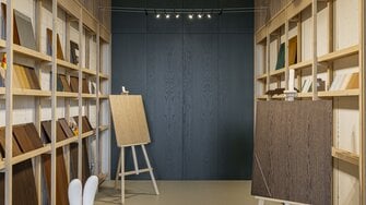 Der selbe Farbton verleiht auch einem mit Esche furnierten Schrank seinen eindrucksvollen Look. | © Living Wood Ukraine