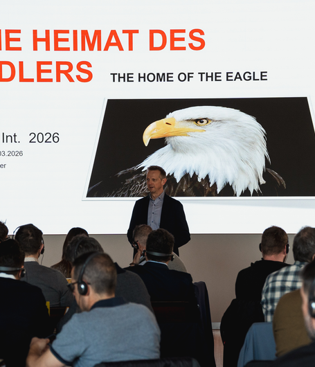 Vertriebs-Geschäftsleiter Bernd Pichler begrüßte die Teilnehmer in der „Heimat des ADLERs“. | © ADLER