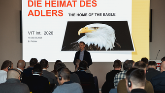 Vertriebs-Geschäftsleiter Bernd Pichler begrüßte die Teilnehmer in der „Heimat des ADLERs“. | © ADLER