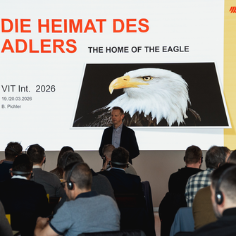 Vertriebs-Geschäftsleiter Bernd Pichler begrüßte die Teilnehmer in der „Heimat des ADLERs“. | © ADLER
