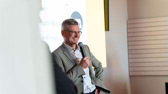 Entwicklungsleiter Rainer Troppmair beantwortete Fragen zu den Neuprodukten aus dem Bereich Fenster- und Bautenlacke. | © ADLER