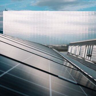 Mit einer leistungsfähigen Photovoltaik-Anlage deckt ADLER einen Teil des Energiebedarfs ab.