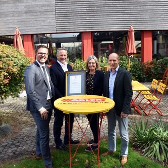 Jochen Winning (2. von links) begrüßt ADLER mit Geschäftsführerin Andrea Berghofer, Möbelindustrie-Verkaufsleiter Daniel Pesserer (li.) und Key Account Manager Christian Schütz (re.) als neues Mitglied in der Deutschen Gütegemeinschaft Möbel. | © ADLER