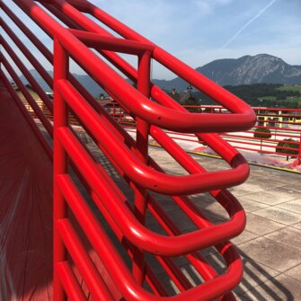 Dank 2K-PU-Multilack von ADLER erstrahlt die Schuleinfassung nun wieder in einem leuchtenden Rotton.  | © ADLER