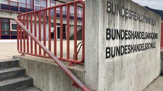 Das Geländer am BRG Wörgl war schon recht abgegriffen. | © ADLER