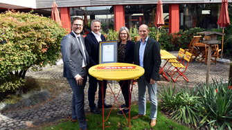 Jochen Winning (2. von links) begrüßt ADLER mit Geschäftsführerin Andrea Berghofer, Möbelindustrie-Verkaufsleiter Daniel Pesserer (li.) und Key Account Manager Christian Schütz (re.) als neues Mitglied in der Deutschen Gütegemeinschaft Möbel. | © ADLER