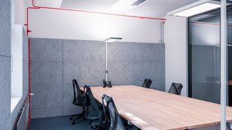 Strahlend weiße Wände, sattes Rot an den Heizungsrohren: Die nachhaltigen Farben und Lacke für die Sanierung des C2C LAB wurden von ADLER zur Verfügung gestellt. | © Cradle to Cradle e.V.