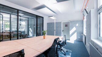 Strahlend weiße Wände, sattes Rot an den Heizungsrohren: Die nachhaltigen Farben und Lacke für die Sanierung des C2C LAB wurden von ADLER zur Verfügung gestellt. | © Cradle to Cradle e.V.