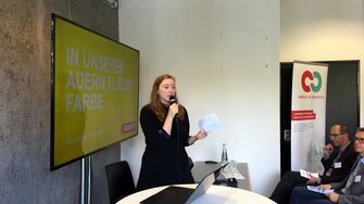 Nora Sophie Griefahn von Cradle to Cradle e.V. kündigte den Vortrag von Manfred Höfurthner an. | © Cradle to Cradle e.V.