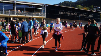 800 Teilnehmerinnen und Teilnehmer machten das ADLER Laufwunder möglich.