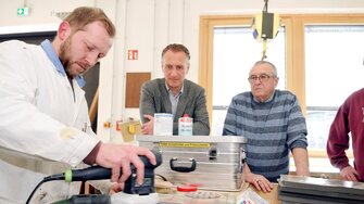 Lernen von Experten: Bei den ADLER-Seminaren können Tischler und Schreiner den Lack-Profis über die Schulter schauen und die Anwendung vor allem auch gleich selbst ausprobieren.  | © Isabella Raupold