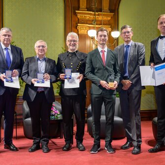Die Preisträger Prof. Dr. Strube, Dr. Rössler und Thomas Höfer mit den diesjährigen Gewinnern der H. F. Mark-Medaillen Prof. Dr. Clemens Holzer (Montanuniversität Leoben), Dr. Ralph Theuer (KremsChem Holding) und Dr. Dietmar Loidl (ehem. OFI Geschäftsführer) (v.re.n.li.). | © OFI / Michael Pyerin