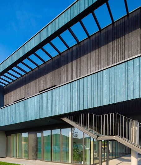 Die Fassade überzeugt durch die flotte Kombi aus Grau und Blau,… | © Helmut Mitter