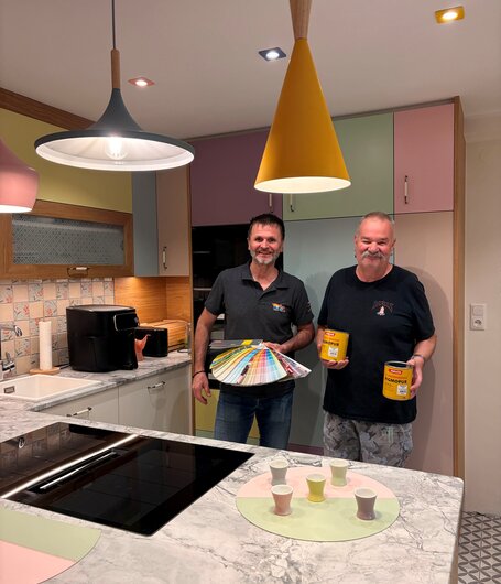 Für die Farbauswahl passend zum charakteristischen Daisy-Design stand ADLER Farbenmeister Charly Vieselthaler (li.) Franz Schmid hilfreich zur Seite.  | © Farben Vieselthaler GmbH