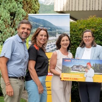 Tirolack-Gewinnerin Christa Jäger nahm den Gutschein in der ADLER-Werk Lackfabrik in Schwaz in Empfang | © ADLER | Tirolack