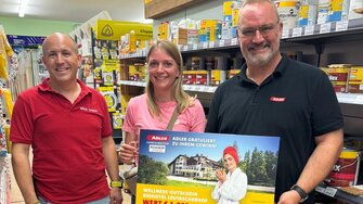Eine Reise in die ADLER-Heimat Tirol erwartet auch Lena Stoll, die beim Farbenfachmarkt Weik in Nagold, Deutschland, eingekauft hatte.  | © ADLER | Weik