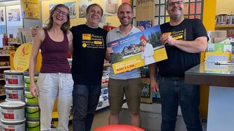 Christoph und Sonja Pöll, ADLER Farbenmeister aus Stadl-Paura, freuten sich gemeinsam mit dem glücklichen Gewinner des Wellness-Gutscheins, Herrn Johannes Hubinger. | © ADLER | Farbenmeister Christoph Pöll