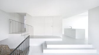 Kompromisslos hochwertig, kompromisslos nachhaltig: Die C2C-zertifizierte Wandfarbe Aviva Terra Ultra-Weiß SD. | © L3P Architekten / Architekturfotografie Sabrina Scheja