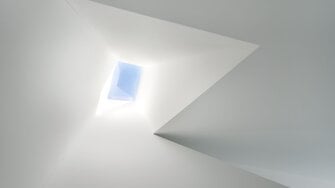 Dank Smart Dry-Technologie sind auch bei heiklen Lichtverhältnissen makellose Oberflächen garantiert. | © L3P Architekten / Architekturfotografie Sabrina Scheja