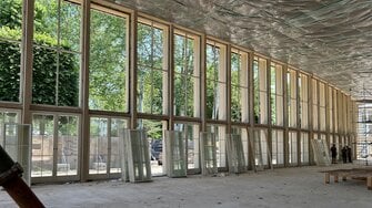 So viele Fenster! Die Sanierung der Wandelhalle Bad Mergentheim von Egger Burkhardt Hentrich Architekten bescherte Fensterbau Schmid einen Großauftrag.  | © Egger Burkhardt Hentrich Freie Architekten