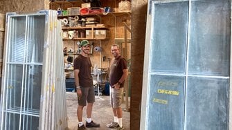 Restaurierprofis unter sich: Zusammen mit seinem Sohn Valentin (li.) führt Holger Schmid das Unternehmen Fensterbau & Restaurierung Schmid. | © ADLER