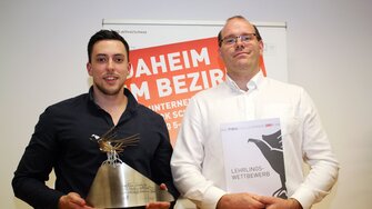 Ausbildungsleiter Michael Enders (re.) freut sich mit seinem Schützling Tobias Gertloff (li.) über den TyrolSkills-Sieg. (Foto: Wirtschaftskammer Schwaz)