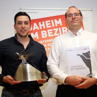 Ausbildungsleiter Michael Enders (re.) freut sich mit seinem Schützling Tobias Gertloff (li.) über den TyrolSkills-Sieg. (Foto: Wirtschaftskammer Schwaz)