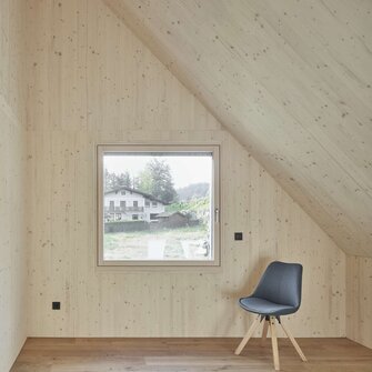 Besonders in sonnendurchfluteten Räumen bewährt sich der Lichtschutz mit Lignovit Interior UV 100 von ADLER. 