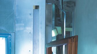 Geld fließt in moderne Technologien wie Lackierroboter…